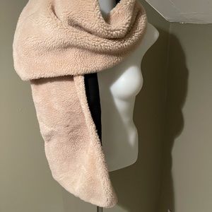 Teddy Bear Women’s Reversible Tan & Black Scarf